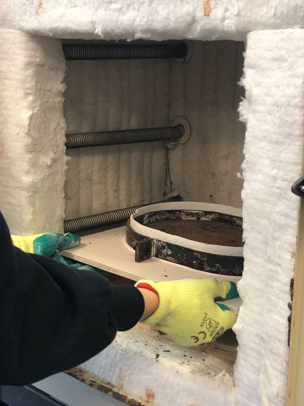 Preparación del molde de acero y de la barrera refractaria